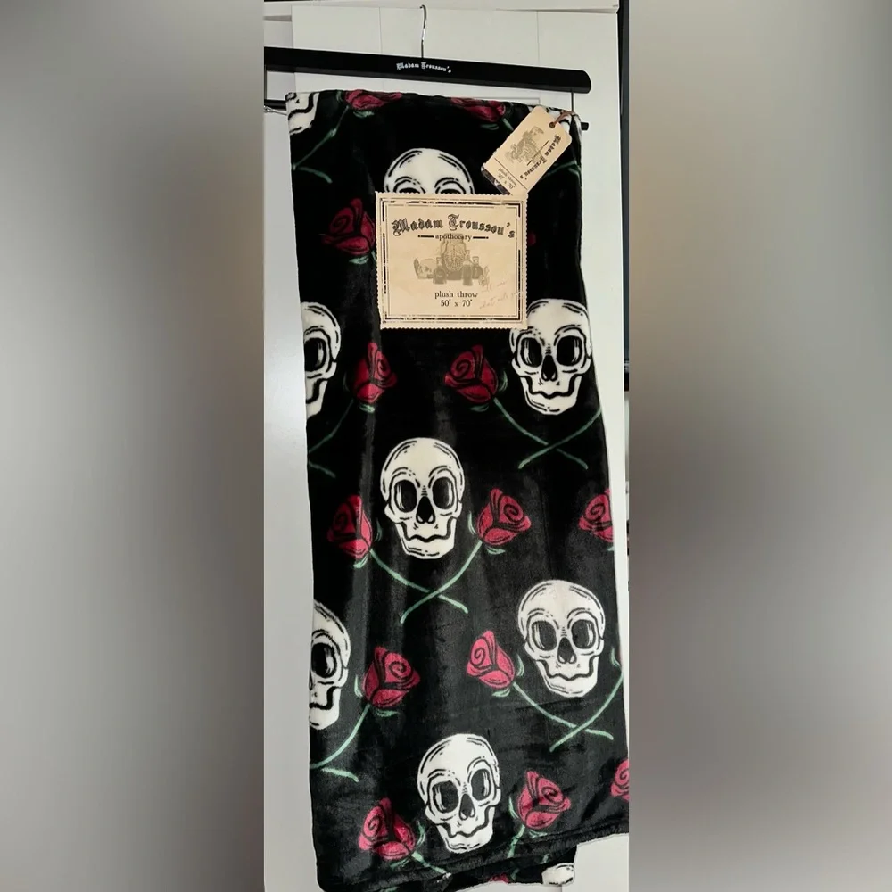NWT Madam Trousseau’s Apothecary Skull & Roses Plush Blanket